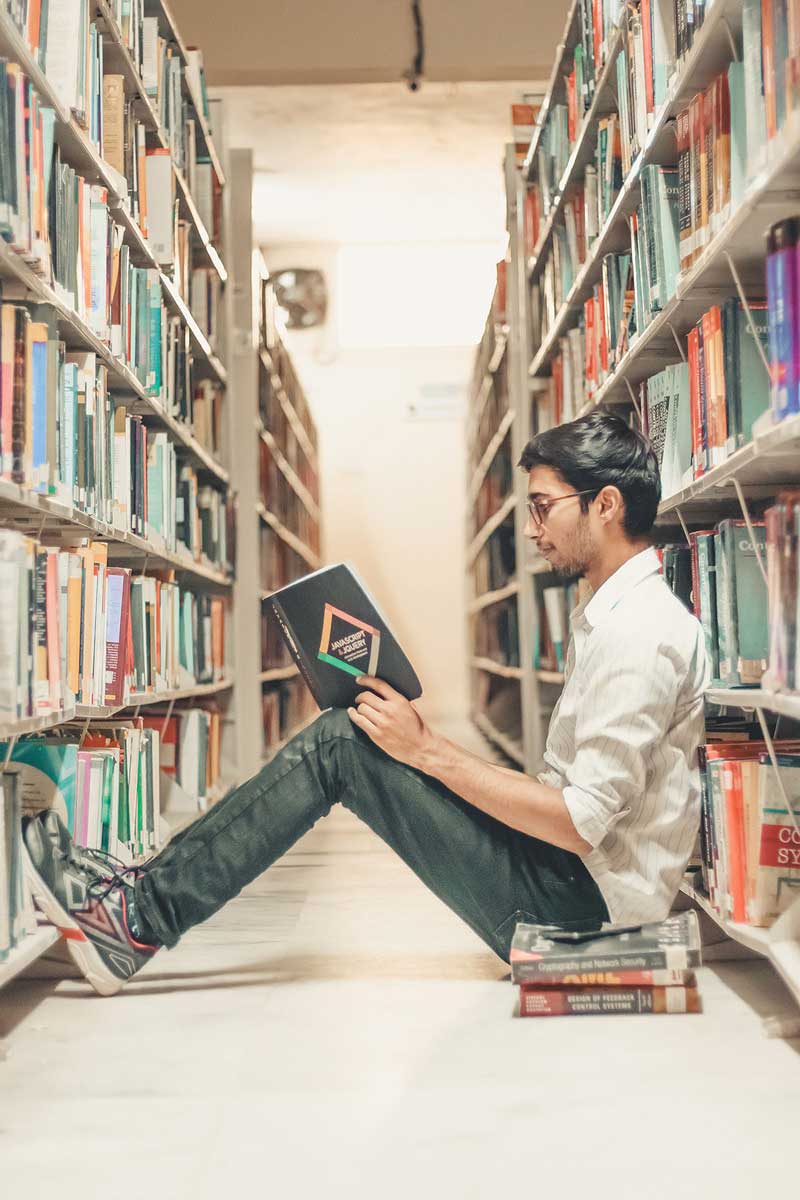 student met boek